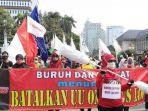 peserta-demo-tolak-uu-cipta-kerja-bawa-korek-kuping-untuk-jokowi.jpg