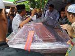 peti_jenazah_almarhum_bupati_kampar_azis_zaenal_tiba_di_kediamannya.jpg