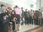 peti_jenazah_bupati_kampar_azis_zaenal_tiba_di_bandara_ssk_ii_pekanbaru.jpg