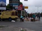 petugas-angkut-sampah-di-jalan-soebrantas-panam_20160617_115015.jpg