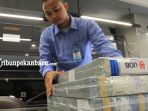 petugas-bank-indonesia-bi-susun-rupiah-uang-kertas-penukaran-uang_20180523_172751.jpg