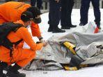 petugas-basarnas-memeriksa-benda-yang-diduga-serpihan-dari-pesawat-sriwijaya-air-sj-182.jpg