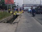 petugas-bersihkan-draenase-hr-soebrantas_20161118_180727.jpg