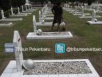 petugas-bersihkan-taman-makam-pahlawan-1_20151109_151720.jpg