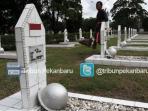 petugas-bersihkan-taman-makam-pahlawan_20151109_151652.jpg