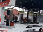 petugas-dan-warga-berhamburan-selamatkan-diri-saat-spbu-sawahan-di-padang-terbakar_20180921_162722.jpg