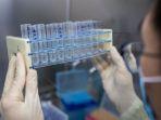 petugas-di-laboratorium-kontrol-kualitas-pada-vaksin-beijing.jpg