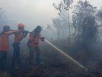 petugas-gabungan-memadamkan-titik-api-di-dumai.jpg