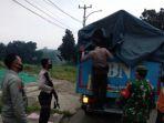 petugas-gabungan-memeriksa-truk-guna-mencegah-mudik-selama-masa-psbb.jpg