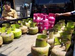 petugas-gabungan-menarik-puluhan-tabung-gas-subsidi-dari-rumah-makan-di-kota-dumai_20180913_114126.jpg