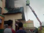 petugas-gunakan-skylift_20151209_075618.jpg<pf>petugas-gunakan-skylift-1_20151209_083130.jpg<pf>petugas-gunakan-skylift-2_20151209_083223.jpg