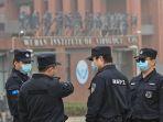 petugas-keamanan-berjaga-di-luar-institut-virologi-wuhan-di-wuhan-china.jpg