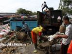 petugas-kebersihan-angkut-sampah_20180308_175339.jpg