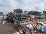 petugas-kebersihan-membersihkan-sampah-menumpuk-di-depan-pasar-arengka.jpg