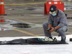 petugas-knkt-memeriksa-benda-yang-diduga-serpihan-dari-pesawat-sriwijaya-air-sj-182.jpg