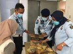 petugas-memeriksa-barang-dikirimkan-untuk-warga-binaan-lapas-garut.jpg