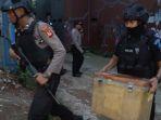 petugas-mengamankan-barang-bukti-dari-rumah-terduga-teroris-di-kampung-nanggewer.jpg