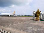petugas-mengevakuasi-wni-yang-tiba-dari-wuhan.jpg