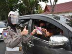 petugas-mengimbau-pengendara.jpg