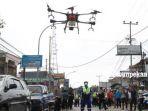petugas-mengoperasikan-drone-menyemprotkan-disinfektan-rabu-2532020.jpg