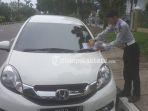 petugas-meninggalkan-selebaran-di-mobil.jpg