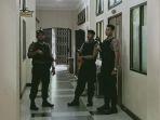 petugas-polisi-mengamankan-penggeledahan-kpk.jpg