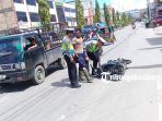 petugas-satlantas-polres-dumai-mengangkat-sepeda-motor-milik-pengendara-yang-terjatuh_20171101_134209.jpg