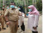 pjs-bupati-kuansing-roni-rakhmat-bagikan-e-ktp-desa-lubuk-ambacang.jpg
