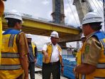 plt-gubernur-riau-wan-thamrin-hasyim-meninjau-progres-pembangunan-jembatan-siak-iv-pekanbaru_20181106_192040.jpg