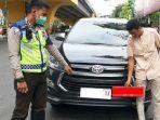 polantas-meminta-seorang-pengendara-untuk-mengganti-tnbk-yang-tidak-sesuai-spektek.jpg