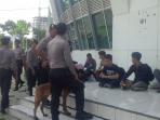 polisi-bawa-anjing-pelacak-sweeping-asrama-mahasiswa-hmi-gelanggang-remaja-23112015_20151123_120335.jpg