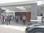 polisi-bengkalis-kepung-rumah.jpg