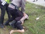 polisi-dan-pendemo-siak.jpg