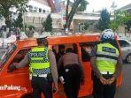 polisi-di-padang-periksa-angkot.jpg