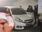 polisi-melakukan-pemeriksaan-mobil-milik-cici-yang-tewas-di-kamar-hotel_20170918_131525.jpg