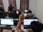 polisi-menggerebek-ruko-kantor-pinjol-ilegal-di-jakarta-barat.jpg