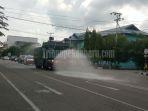 polisi-semprotan-disinfektan-dan-anggota-dewan-bagikan-alat-penyemprot-disinfektan.jpg