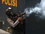 polisi-tembakan-gas-air-mata-ke-massa-demo-tolak-uu-cipta-kerja.jpg