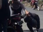 polisi-yang-memberhentikan-pengendara-sepeda-motor-matic.jpg