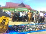 polres-rohul-pemusnahan-hasil-operasi-pekat_20160606_172745.jpg