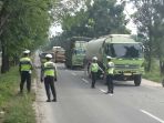 polresta-pekanbaru-razia-truk-tonase-berat_20170428_164101.jpg