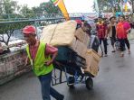 porter-sedang-mengangkat-barang-milik-penumpang-di-terminal-penumpang-pelindo-dumai_20171225_141215.jpg
