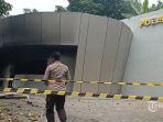 pos-polisi-pejompongan-yang-dibakar-massa.jpg