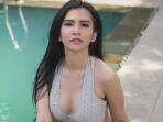 pose-maria-vania-di-tepi-kolam-renang-bikin-mata-lelaki-melotot-foto-diunggah-di-maria-vania-ig.jpg