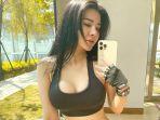 ppkm-ala-maria-vania-goda-mas-mas-saat-pakai-sport-bra-eh-ada-yang-ngezoom-tapi-bukan-zoom-meeting.jpg
