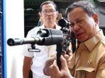 prabowo-subianto-mencoba-senjata-buatan-pindad.jpg