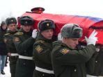 prajurit-rusia-mengangkat-peti-mati-yang-diselimuti-kain-bendera-tiga-warna-rusia.jpg