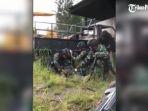 prajurit-tni-mendapat-perawatan-medis-pasca-terkena-rekoset-amunisi.jpg
