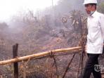 presiden-joko-widodo-meninjau-lokasi-bekas-kebakaran-lahan_20150925_153220.jpg