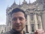 presiden-ukraina-volodymyr-zelensky-menunjukkan-dirinya-berbicara-di-depan-kamera.jpg